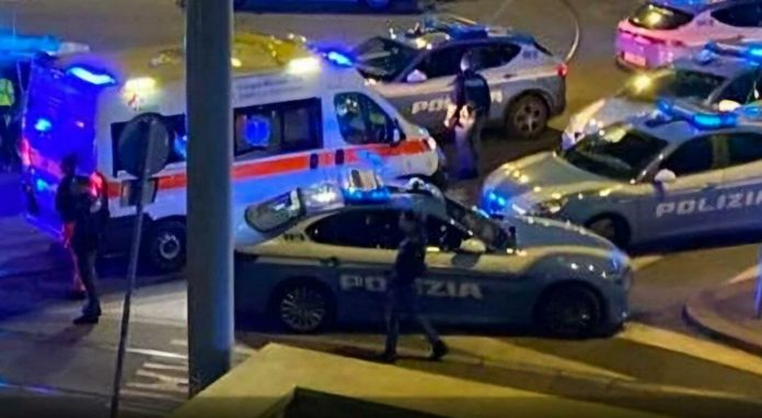 Grave poliziotto accoltellato a Milano